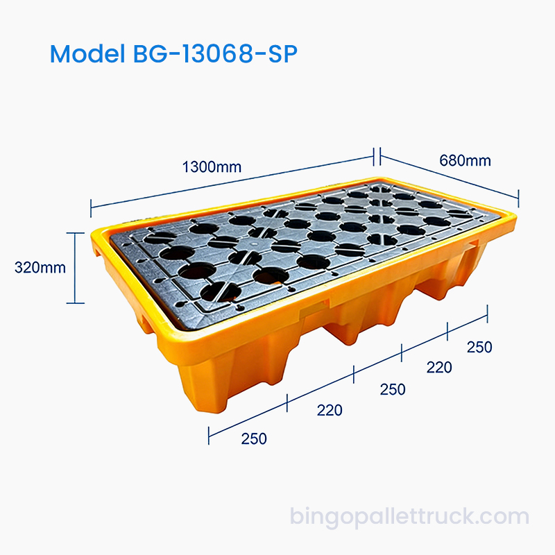 Paleta 1300 × 680 mm zadržující úniky pro skladování chemikálií v průmyslovém skladu