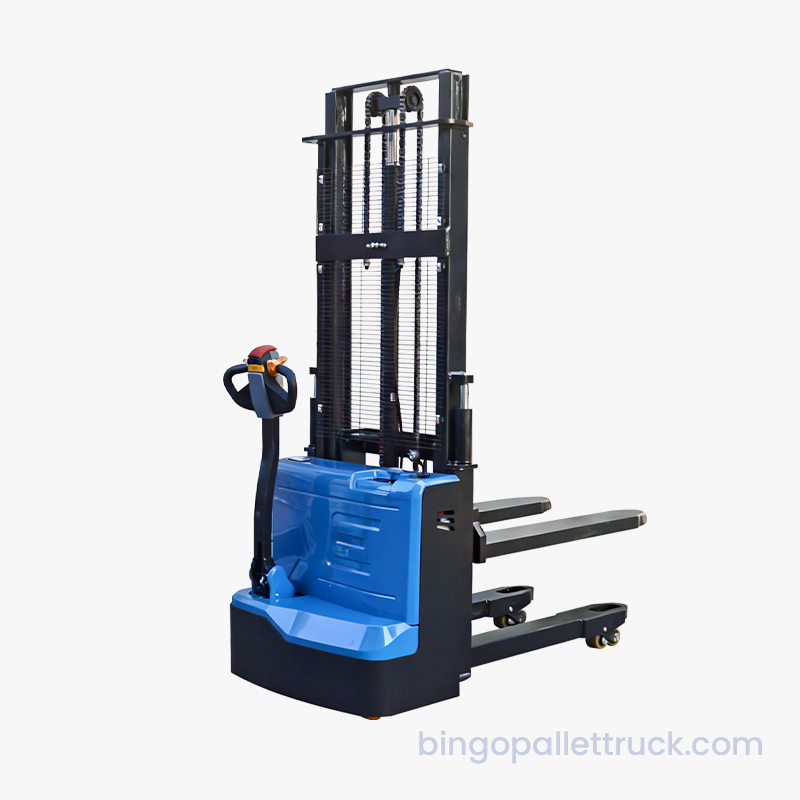 Elektrický vysokozdvižný vozík s dvojitým zdvihem o hmotnosti 1500 kg pro stabilní stohování palet